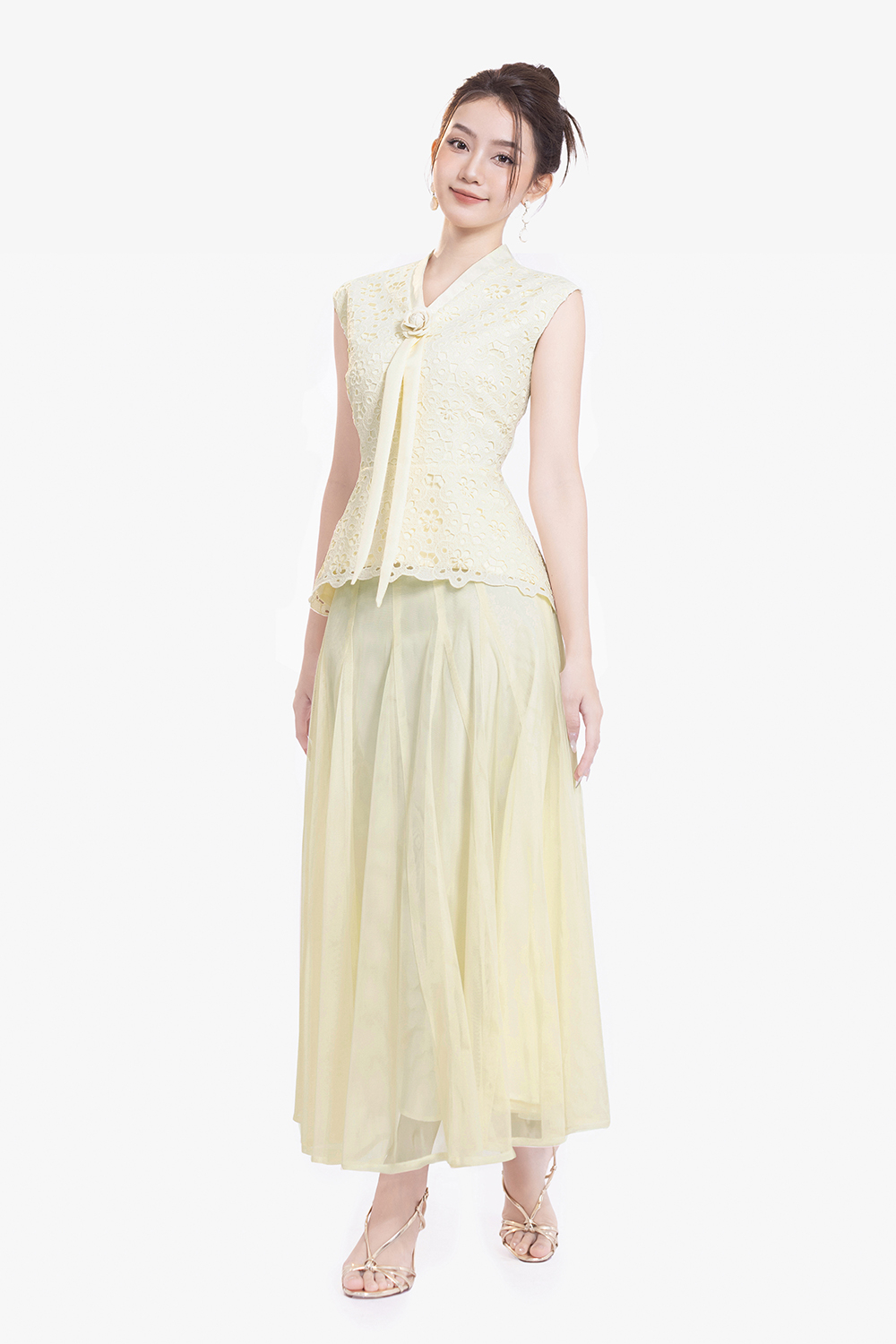 Áo ren kiểu peplum cổ V đính hoa