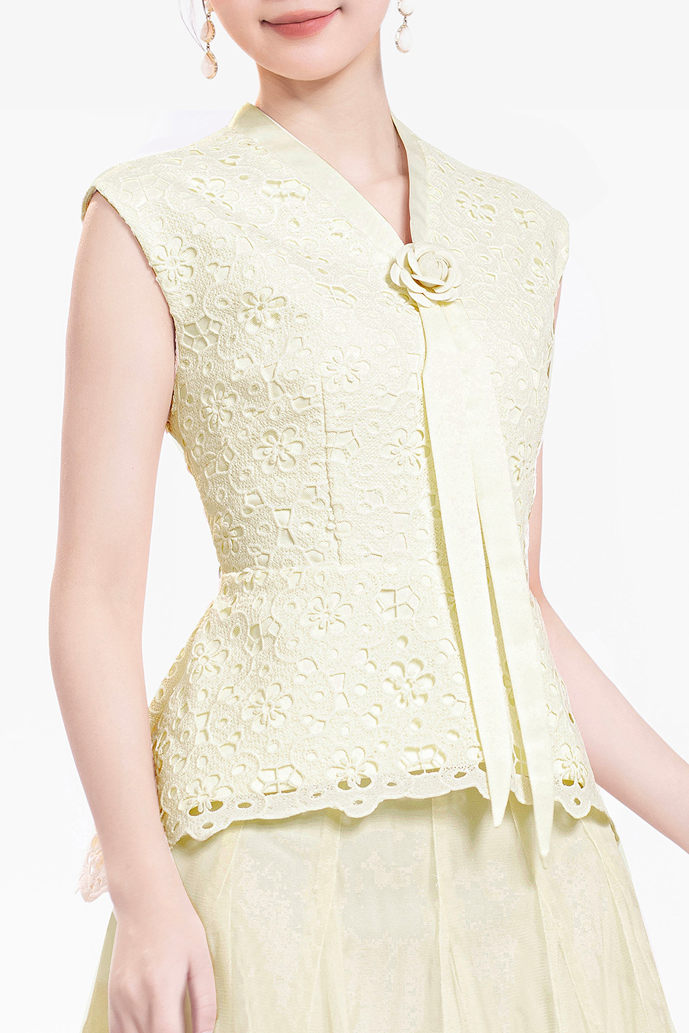 Áo ren kiểu peplum cổ V đính hoa