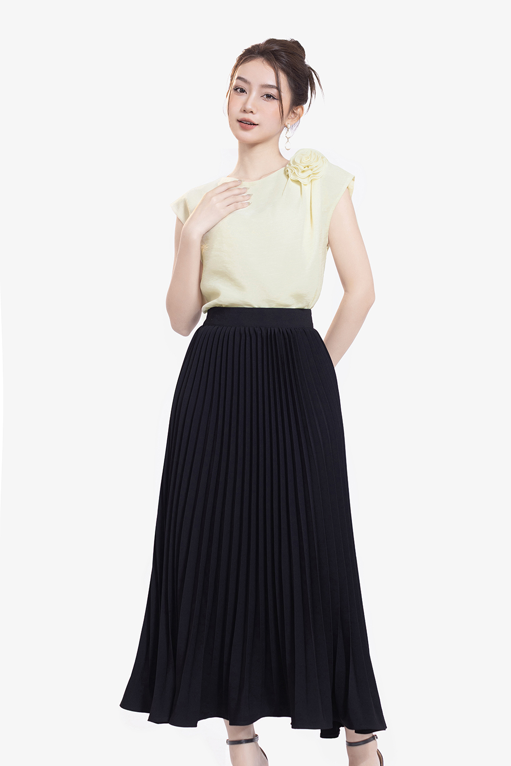 Áo kiểu nữ dáng suông vai đính hoa