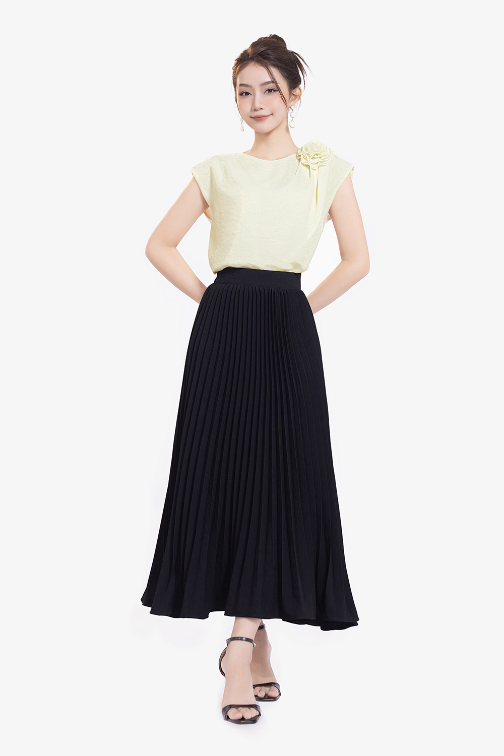 Áo kiểu nữ dáng suông vai đính hoa