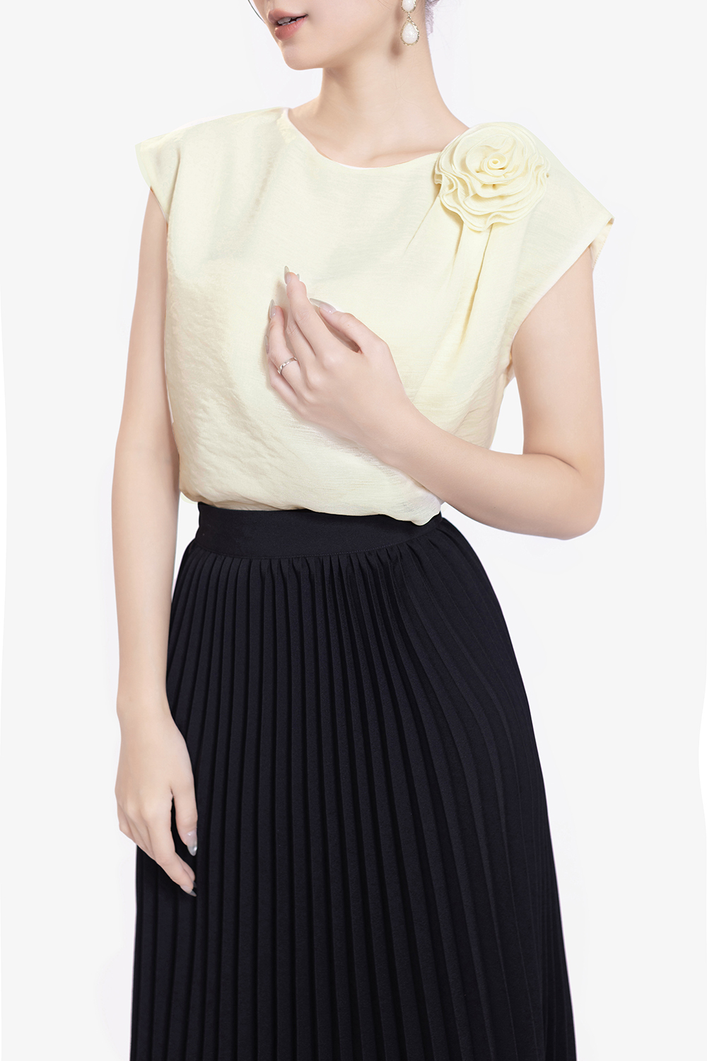 Áo kiểu nữ dáng suông vai đính hoa