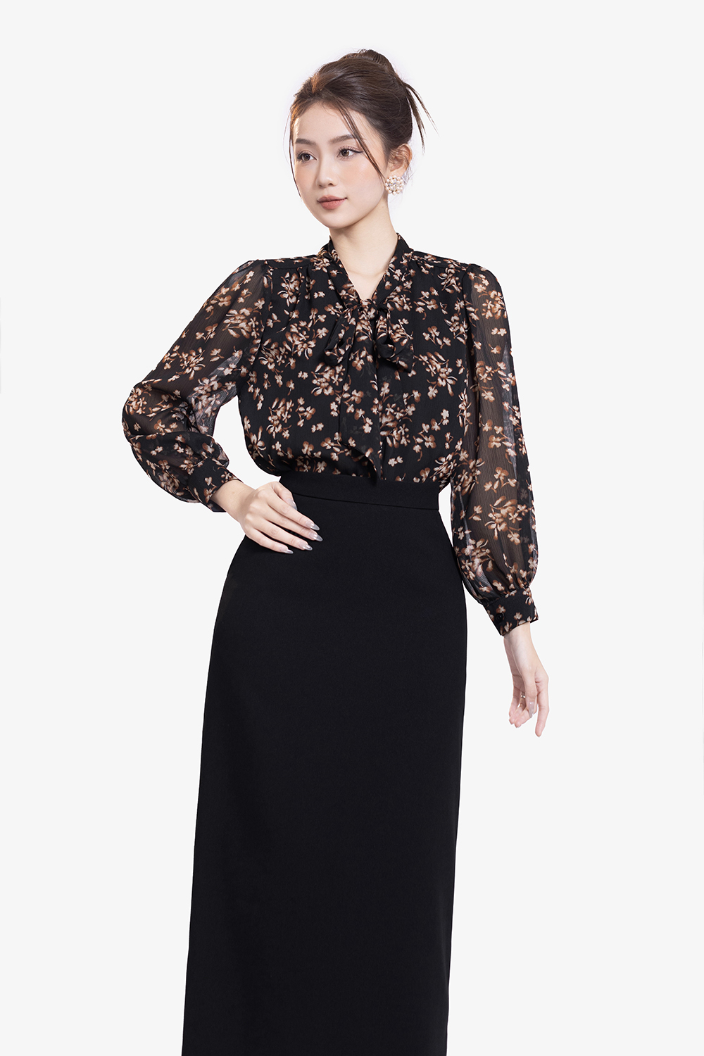 Áo sơ mi nữ màu đen hoa nhí cổ phối nơ