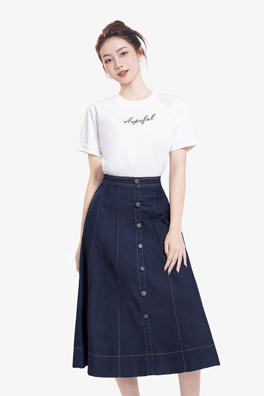 Áo thun cotton nữ thêu chữ đen