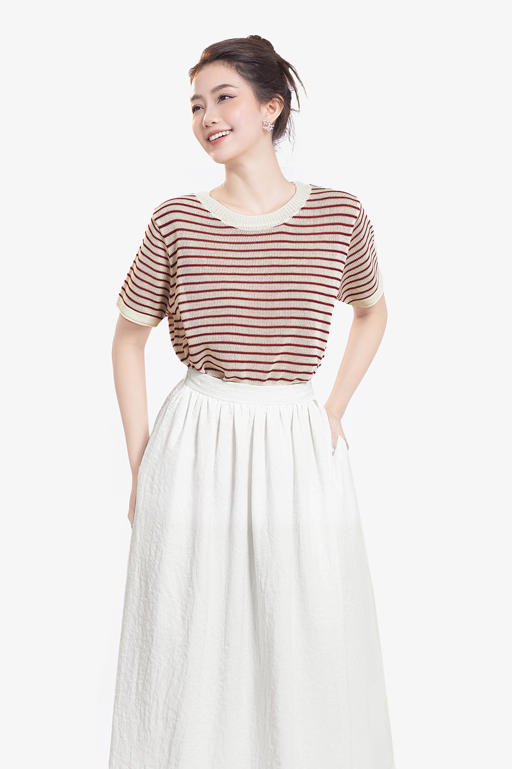 Áo len dệt kim suông cổ tròn sọc trắng đỏ