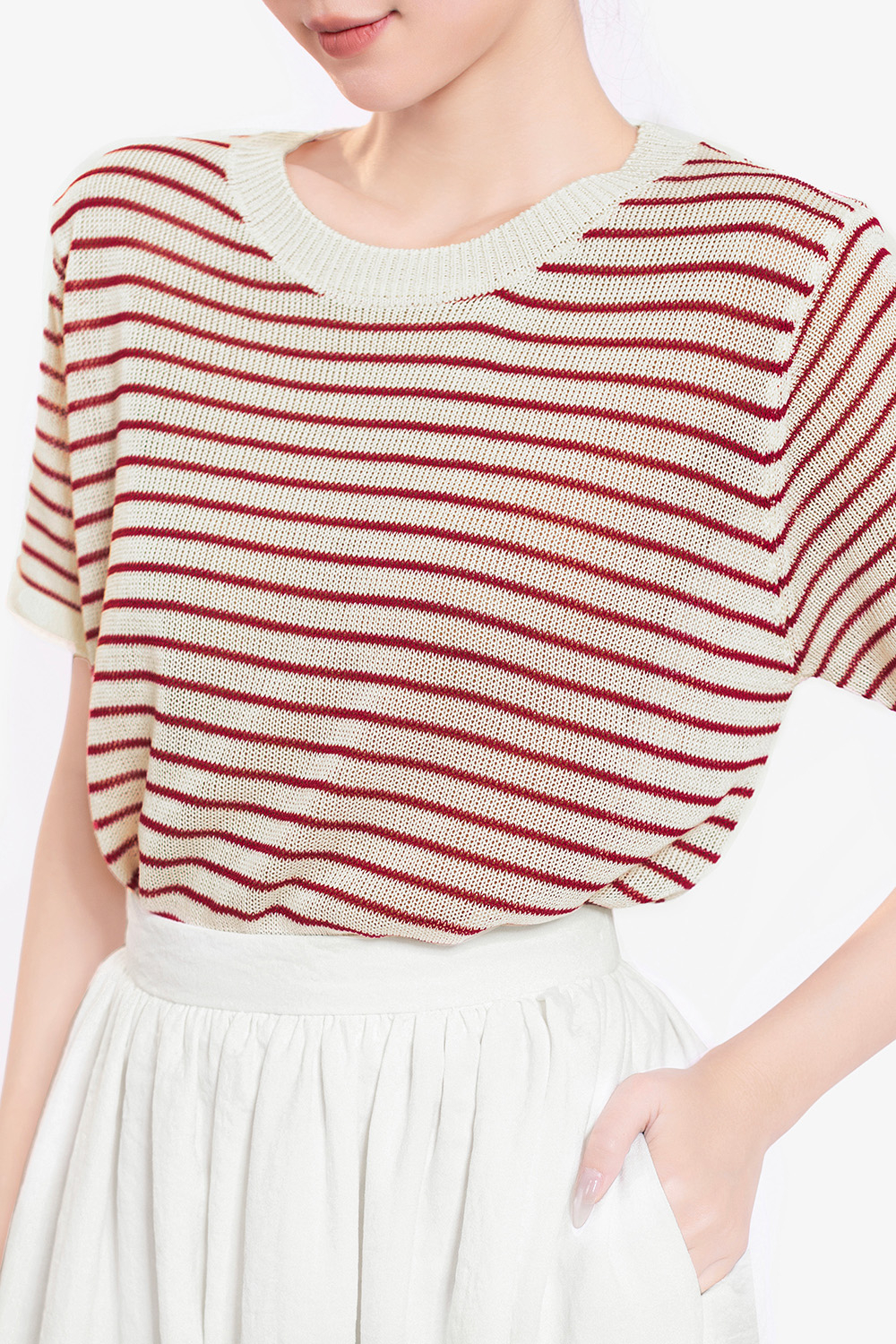 Áo len dệt kim suông cổ tròn sọc trắng đỏ