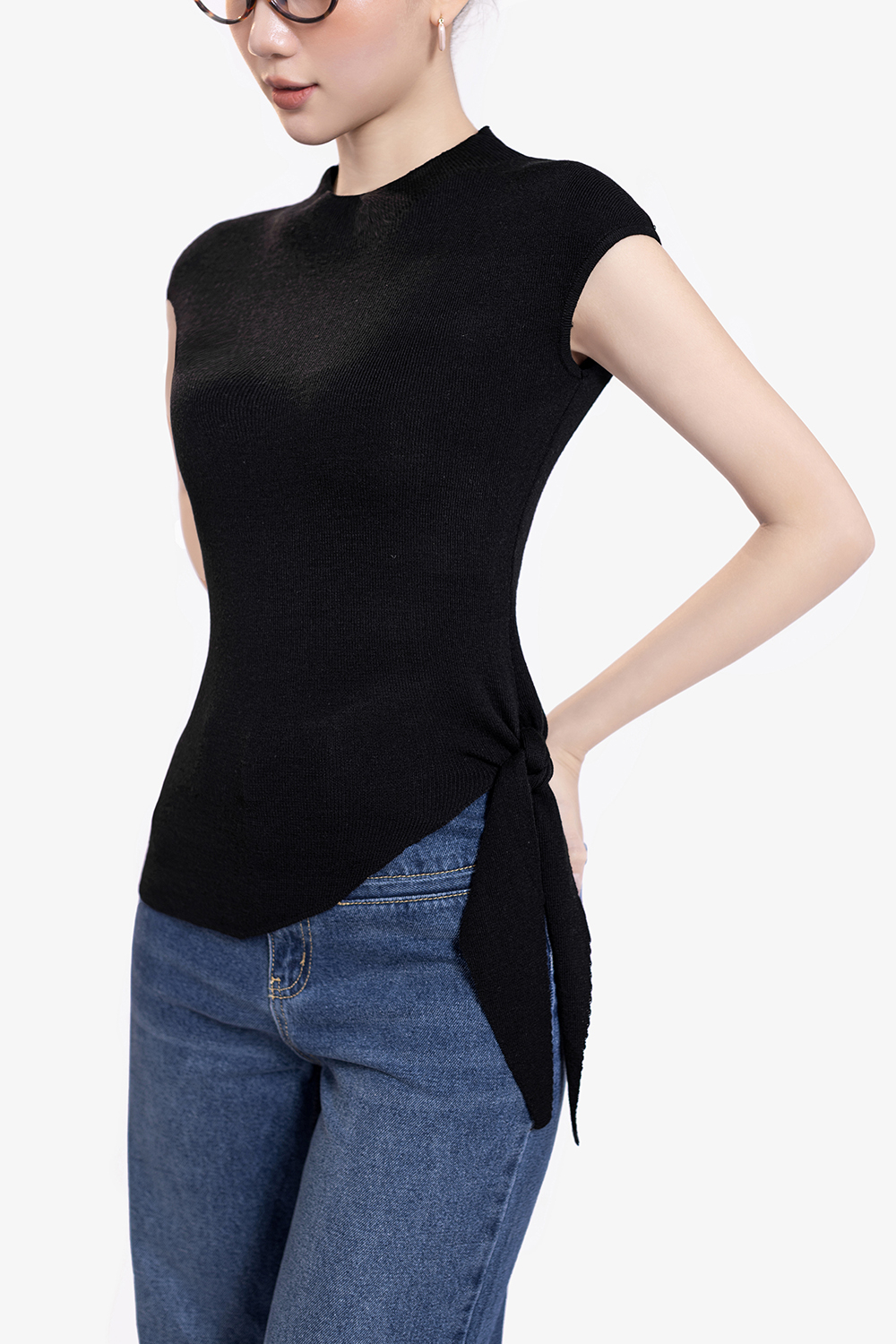 Áo len dệt kim màu đen tà xéo thắt nơ