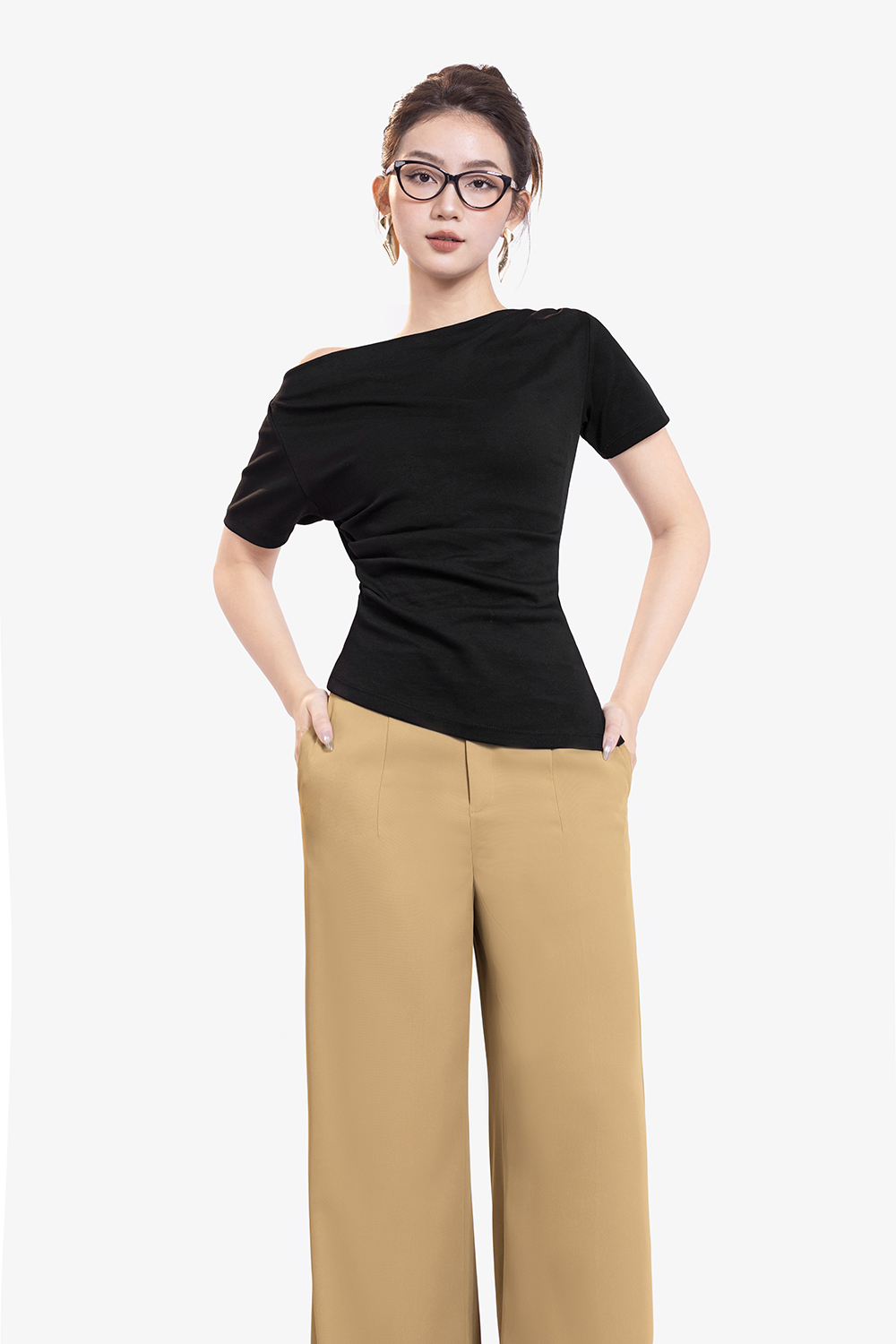 Áo thun đen dáng ôm nhún eo một bên