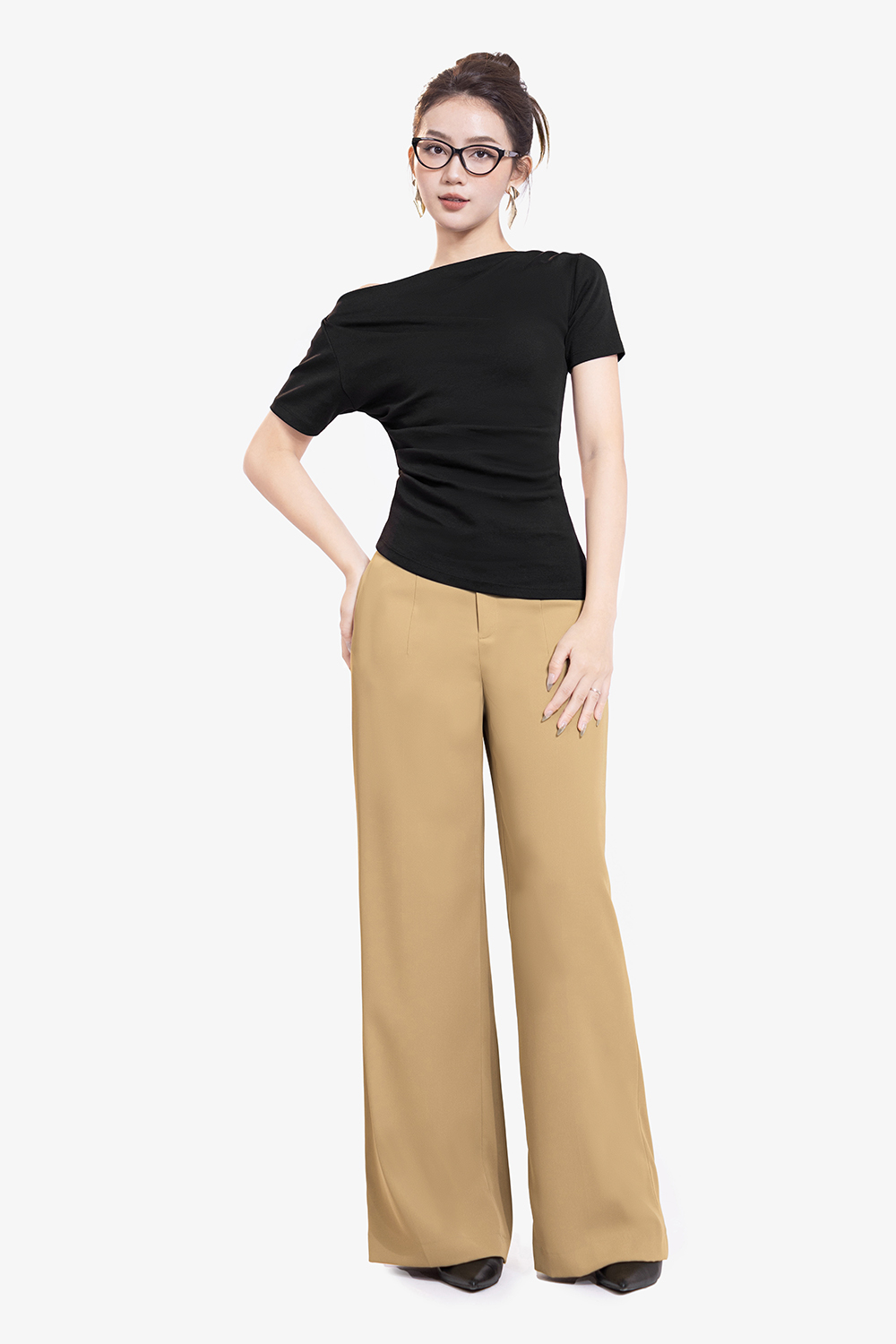 Áo thun đen dáng ôm nhún eo một bên