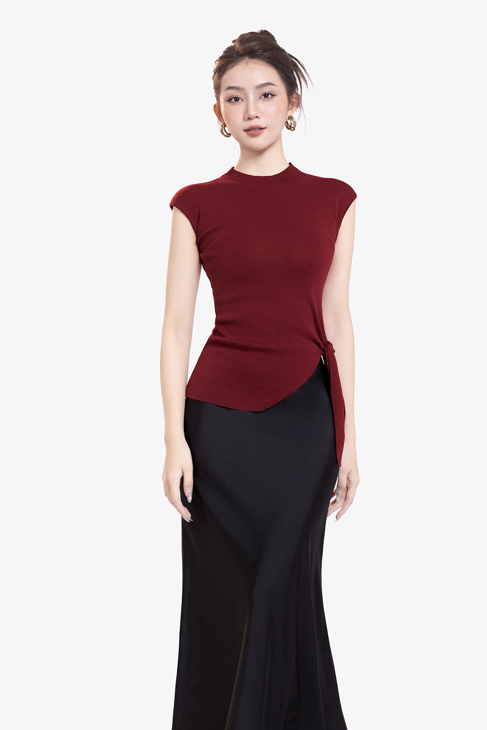 Áo len dệt kim màu đỏ lệch tà phối nơ