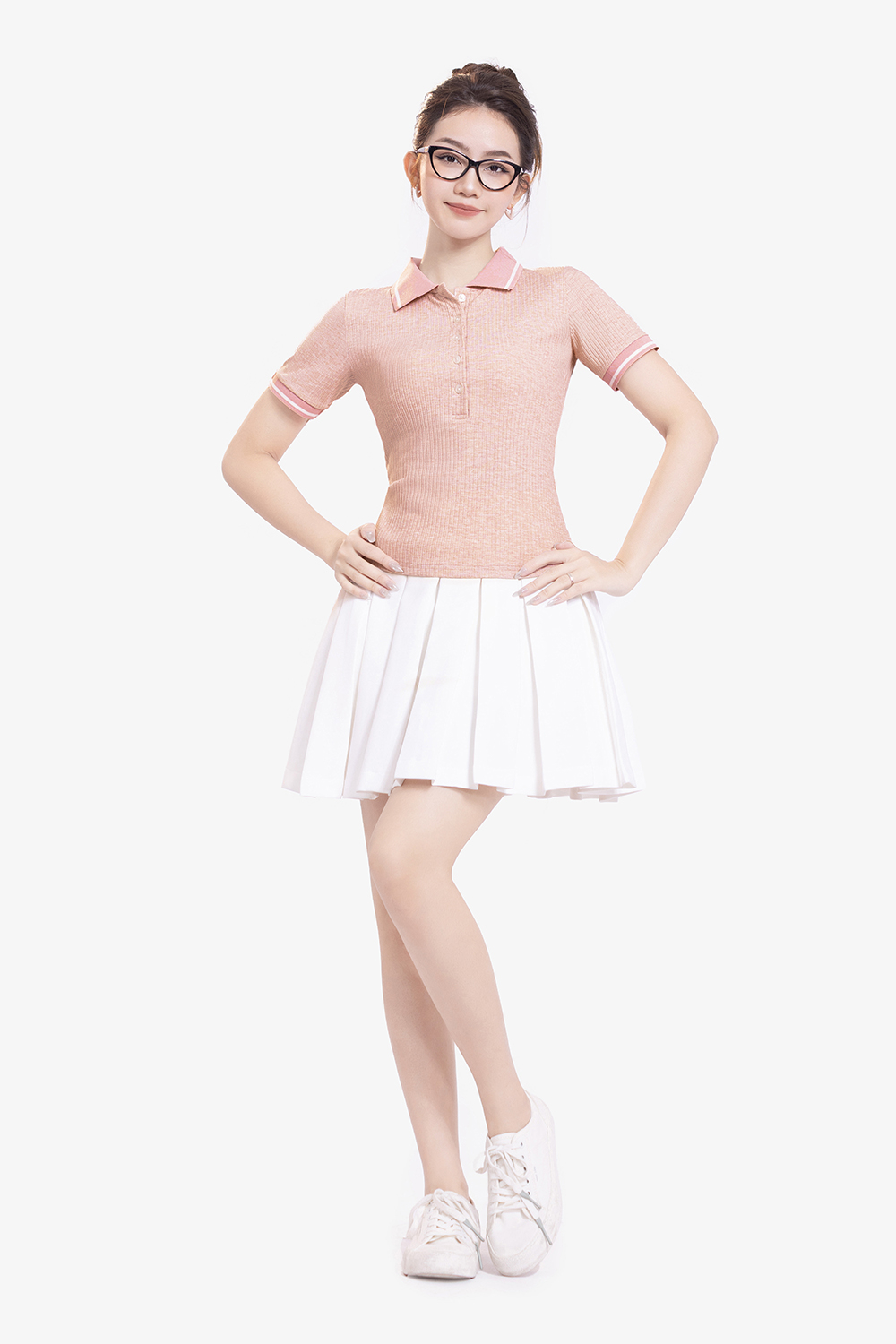 Chân váy xếp ly trắng dáng ngắn