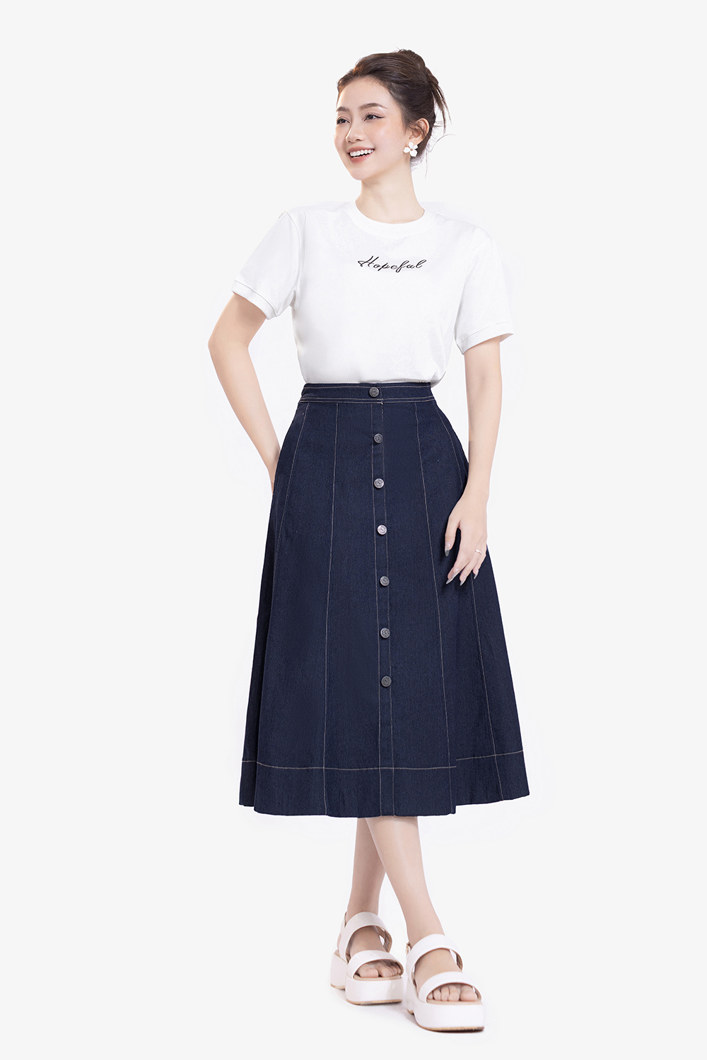 Chân váy xòe denim viền chỉ dáng dài phối nút