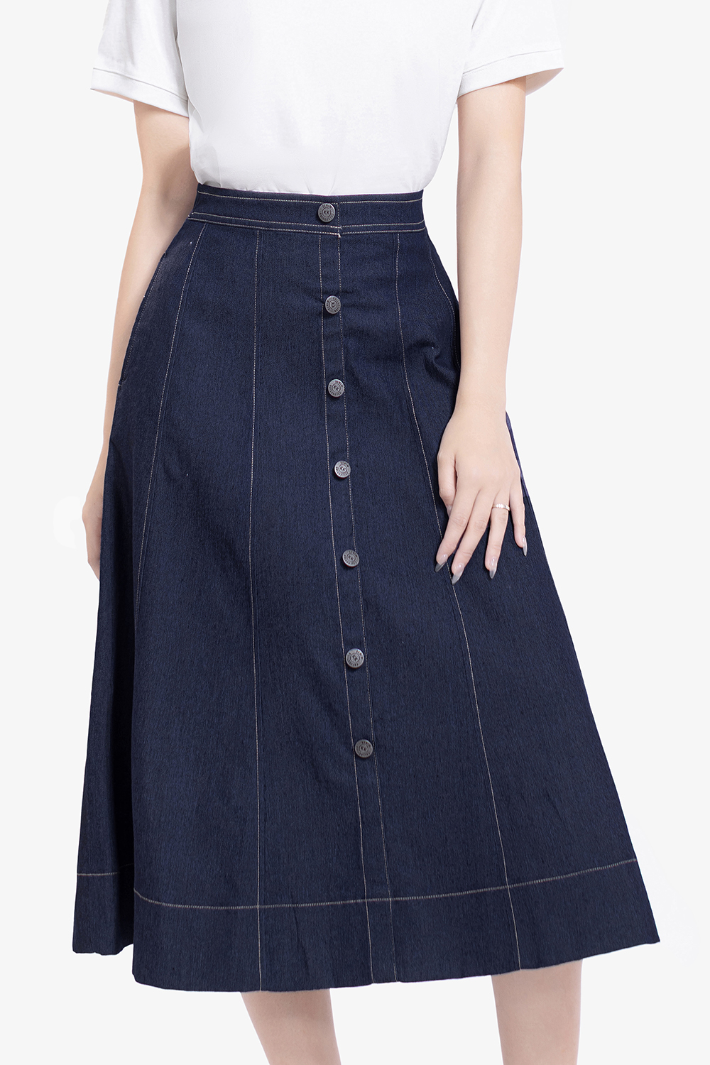 Chân váy xòe denim viền chỉ dáng dài phối nút