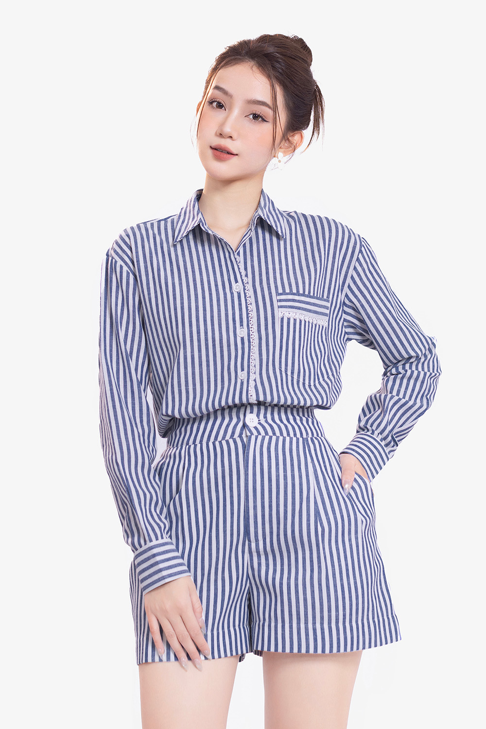 Quần short nữ kẻ sọc xanh