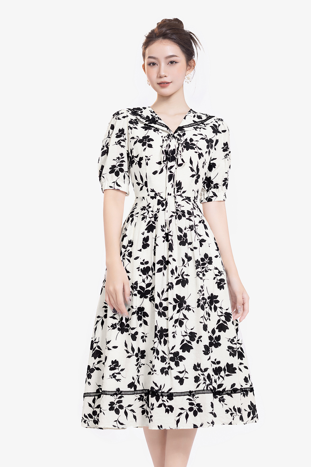 Đầm xòe họa tiết hoa trắng đen cổ thủy thủ