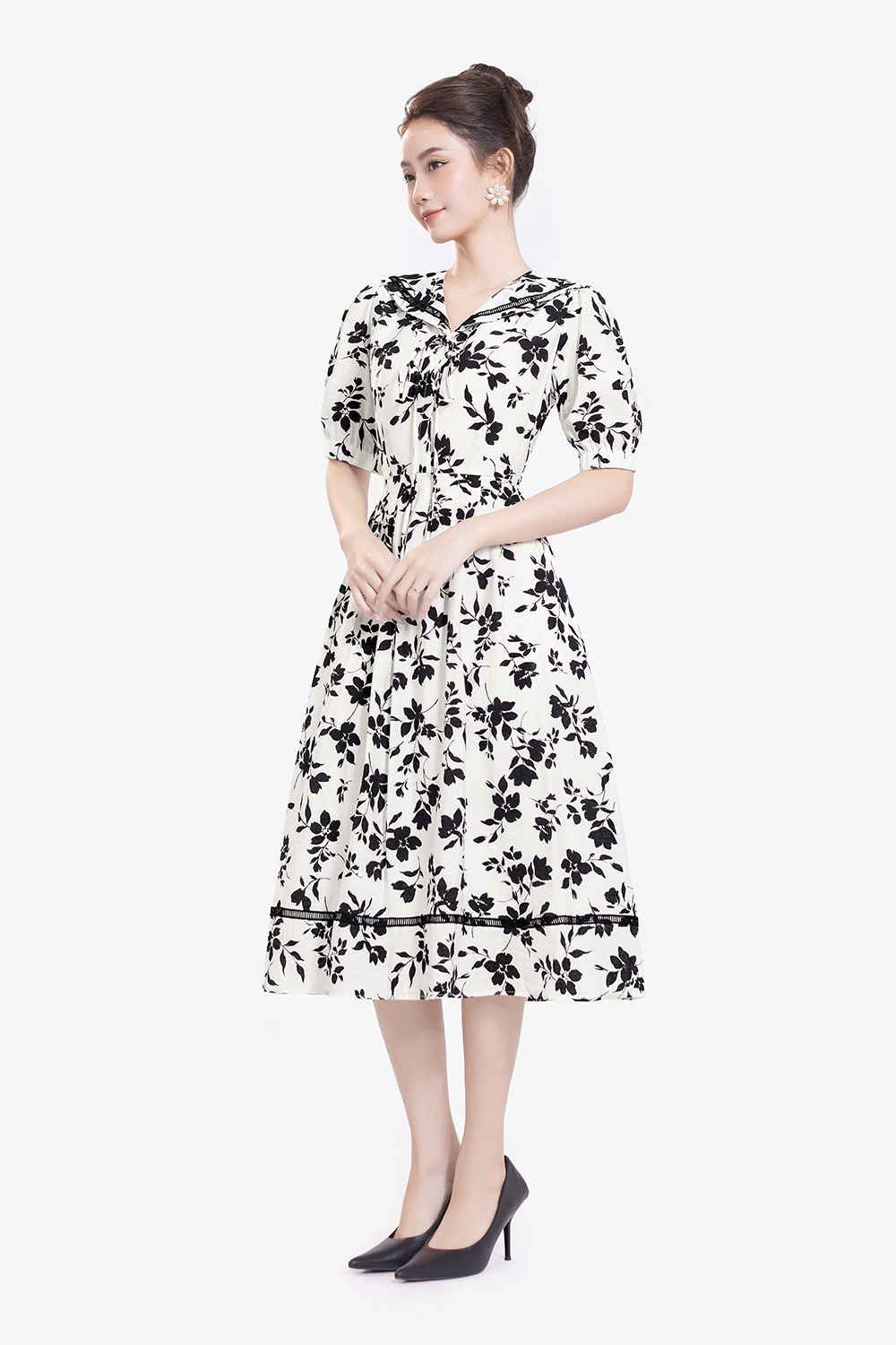 Đầm xòe họa tiết hoa trắng đen cổ thủy thủ
