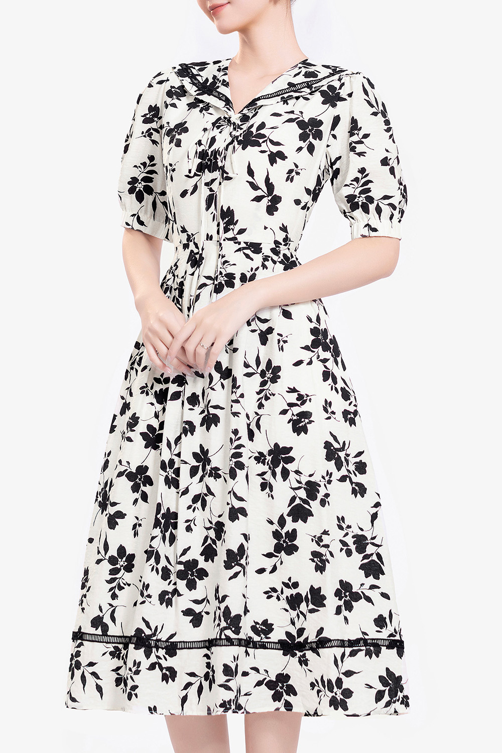 Đầm xòe họa tiết hoa trắng đen cổ thủy thủ