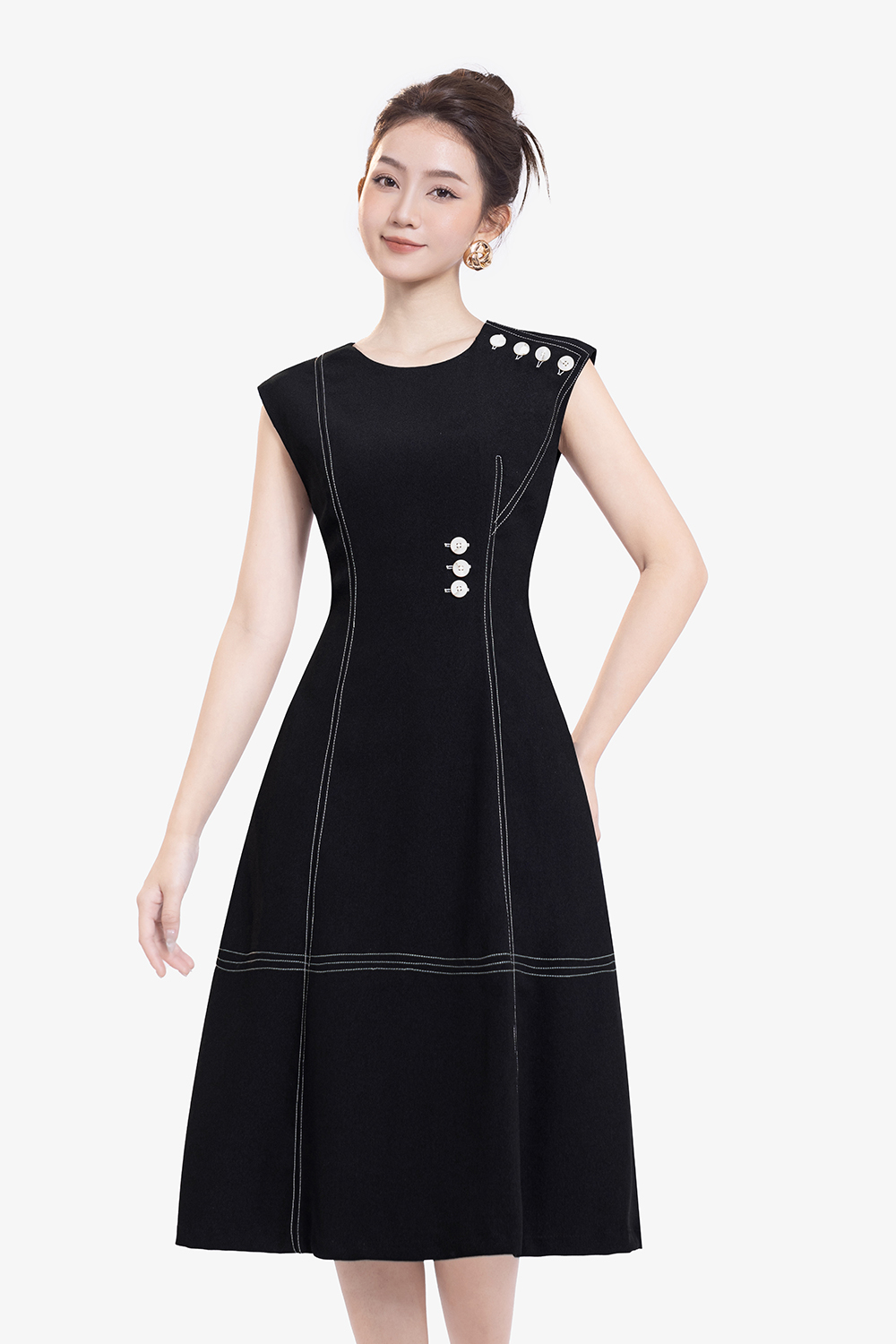 Đầm đen dáng chữ A phối nút viền chỉ