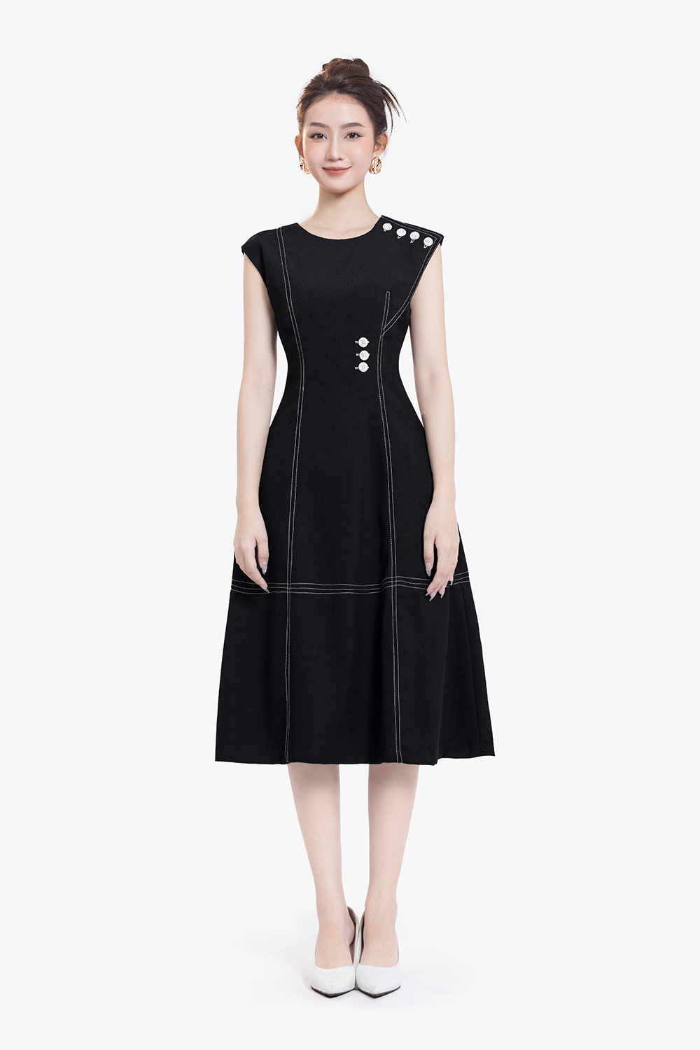 Đầm đen dáng chữ A phối nút viền chỉ