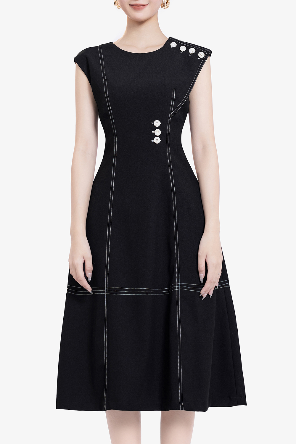 Đầm đen dáng chữ A phối nút viền chỉ