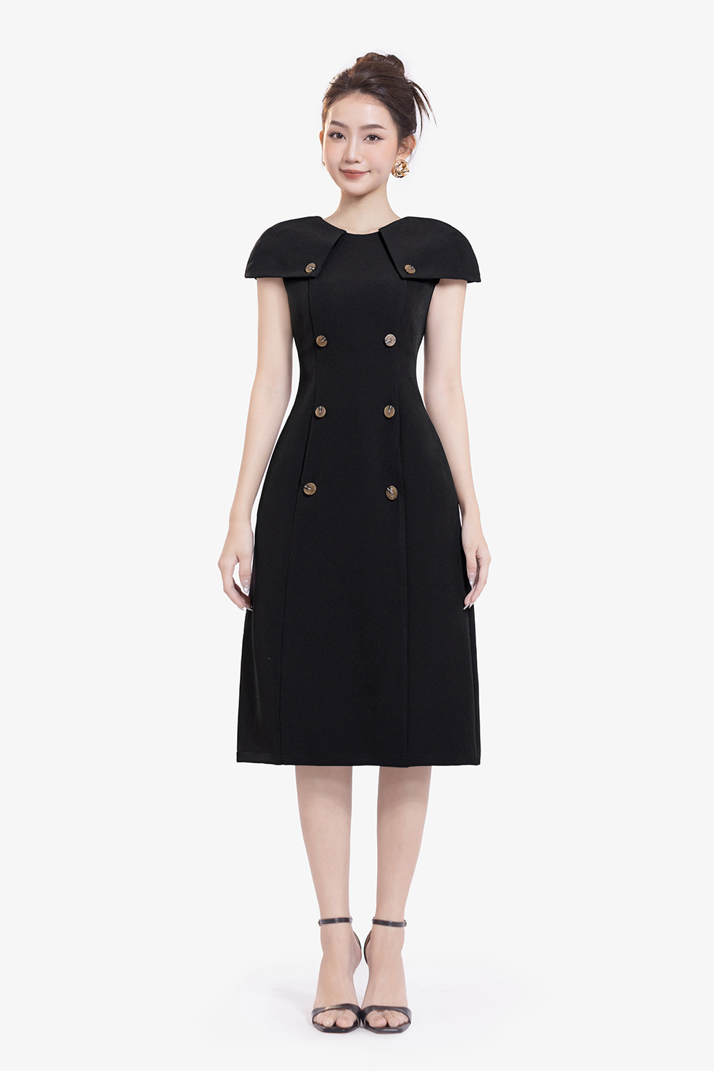 Đầm đen dáng ôm chữ A nhẹ phối nút