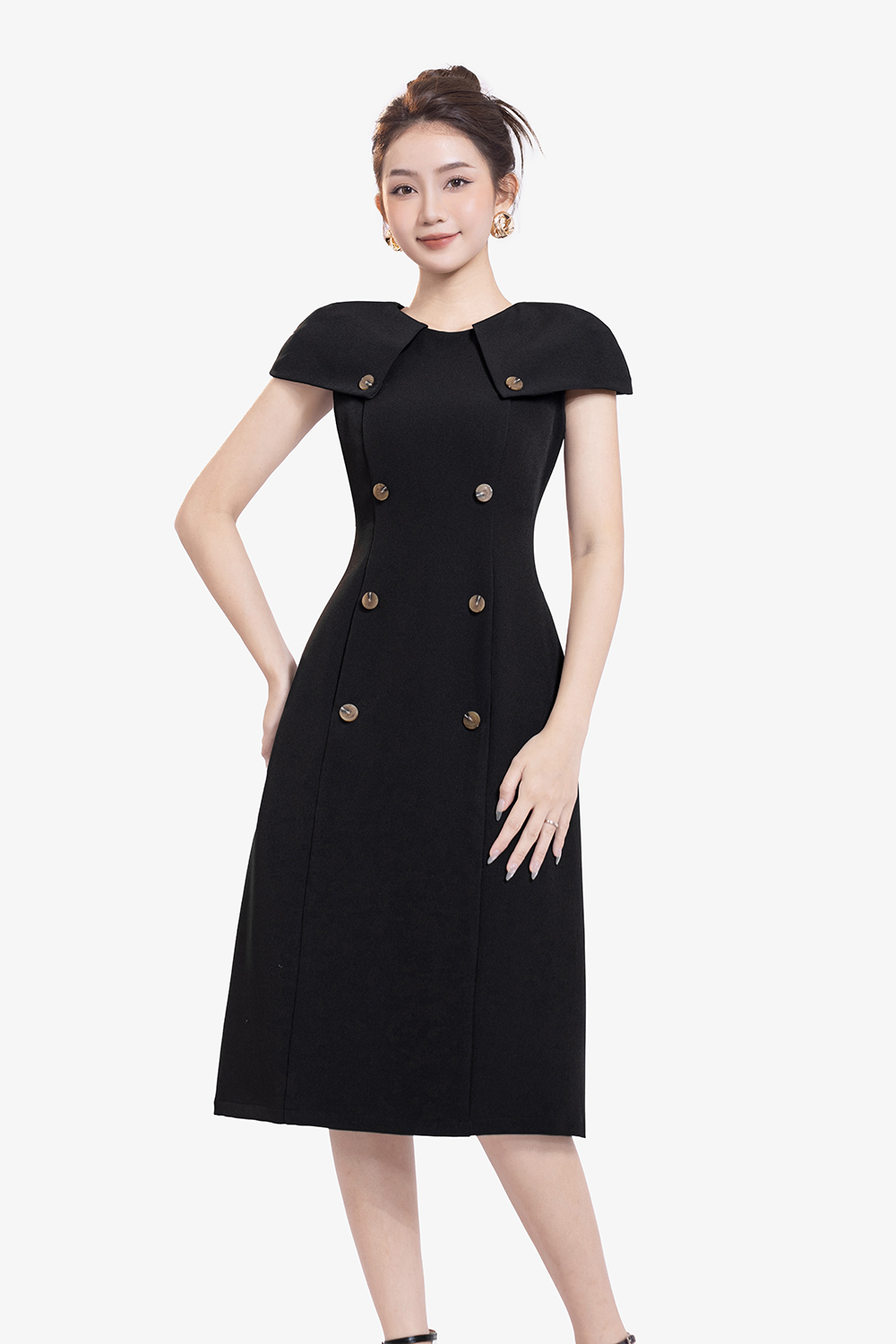 Đầm đen dáng ôm chữ A nhẹ phối nút
