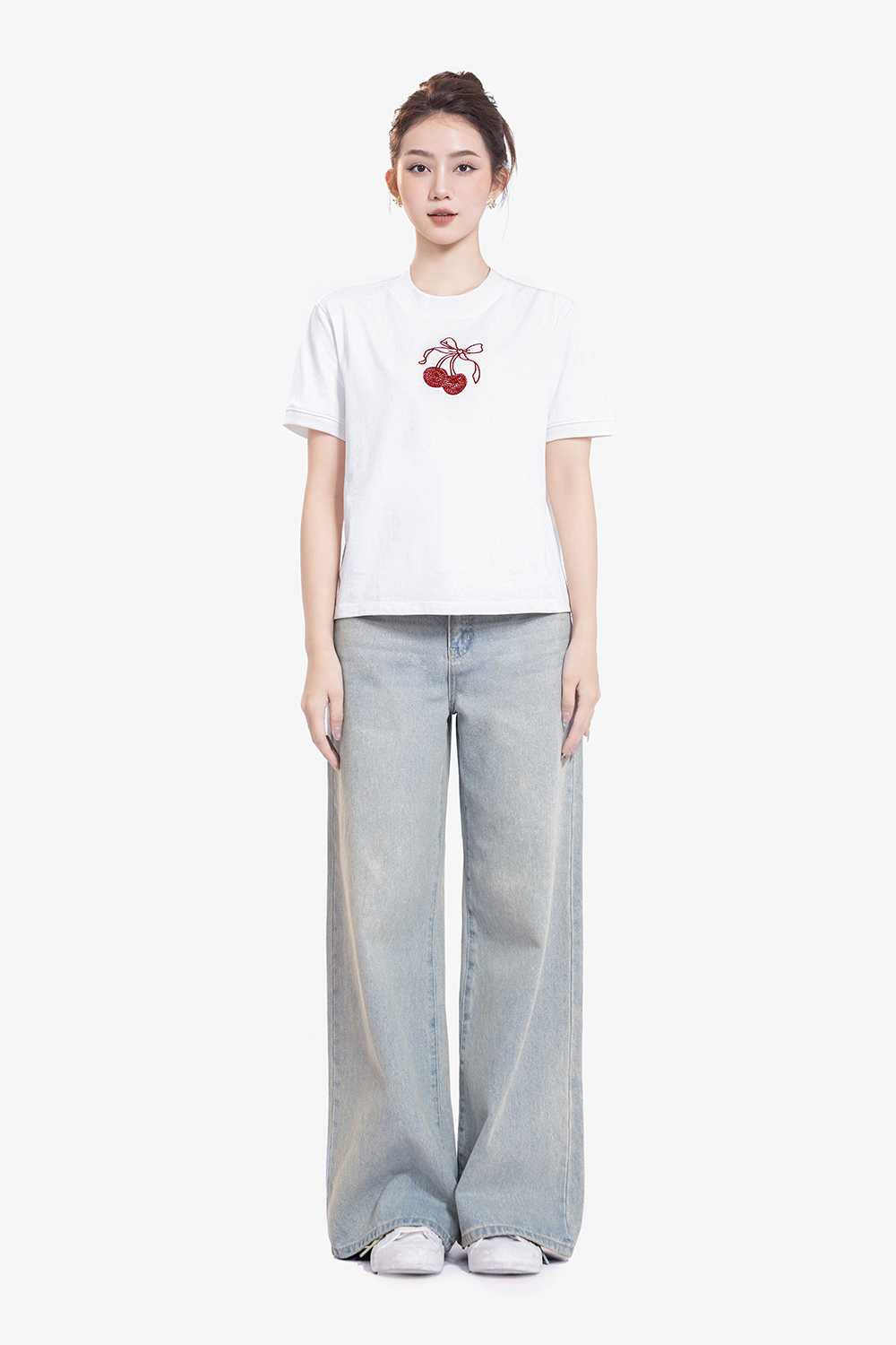 Áo thun nữ màu trắng thêu họa tiết cherry