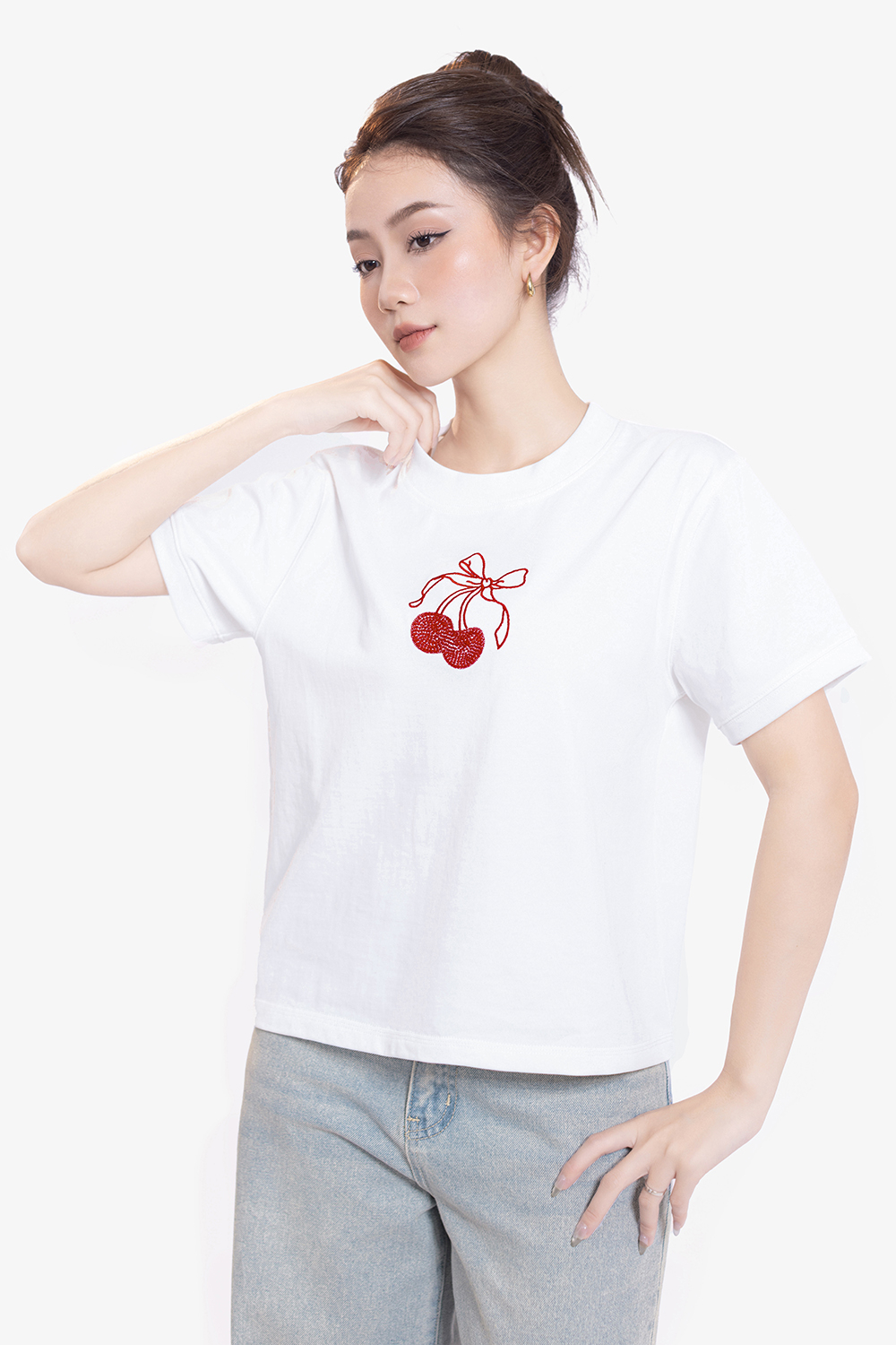 Áo thun nữ màu trắng thêu họa tiết cherry