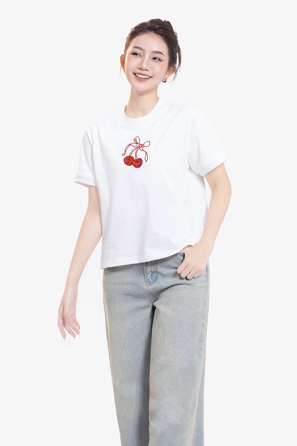 Áo thun nữ màu trắng thêu họa tiết cherry