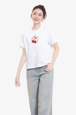 Áo thun nữ màu trắng thêu họa tiết cherry