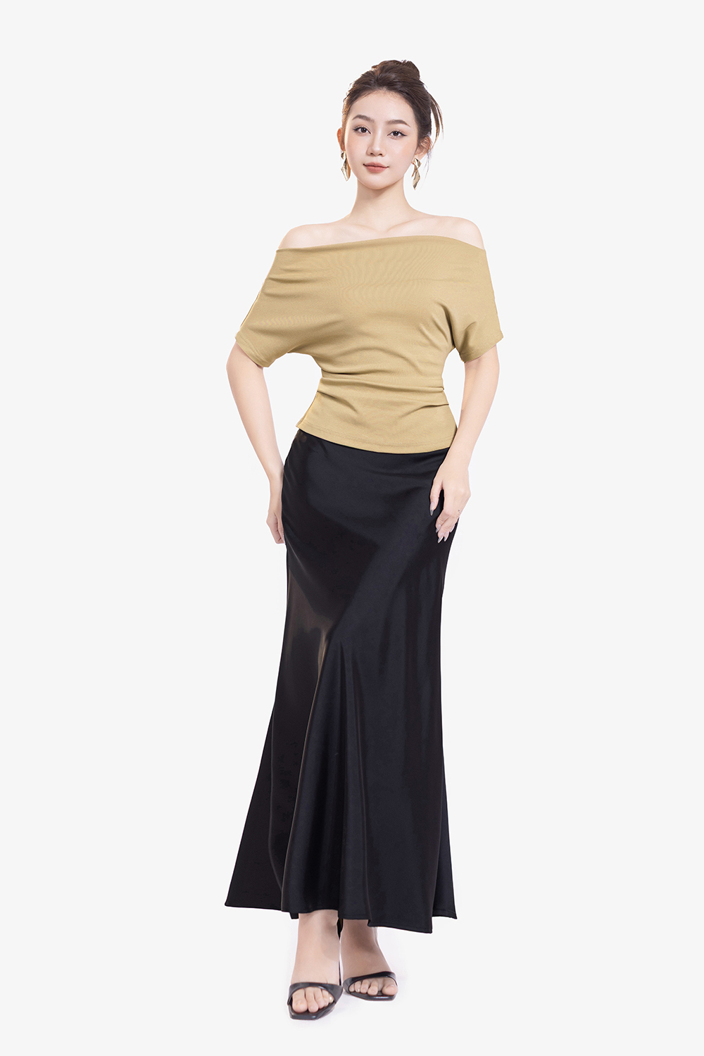 Áo thun trễ vai ôm nhẹ màu be