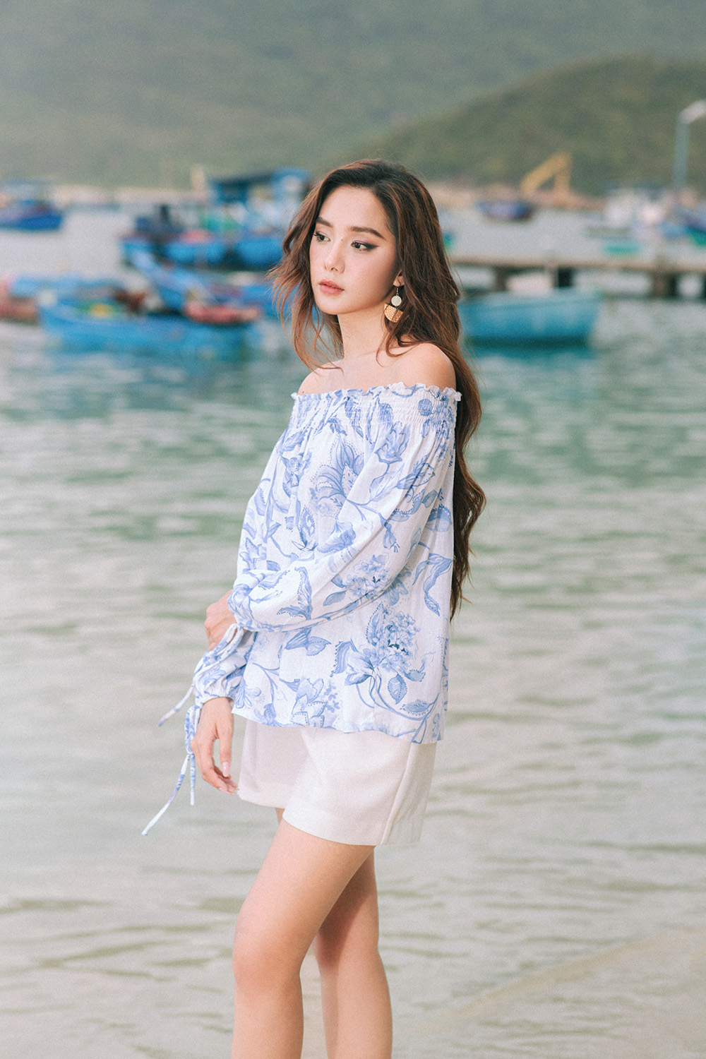 Áo kiểu họa tiết hoa trễ vai tay dài