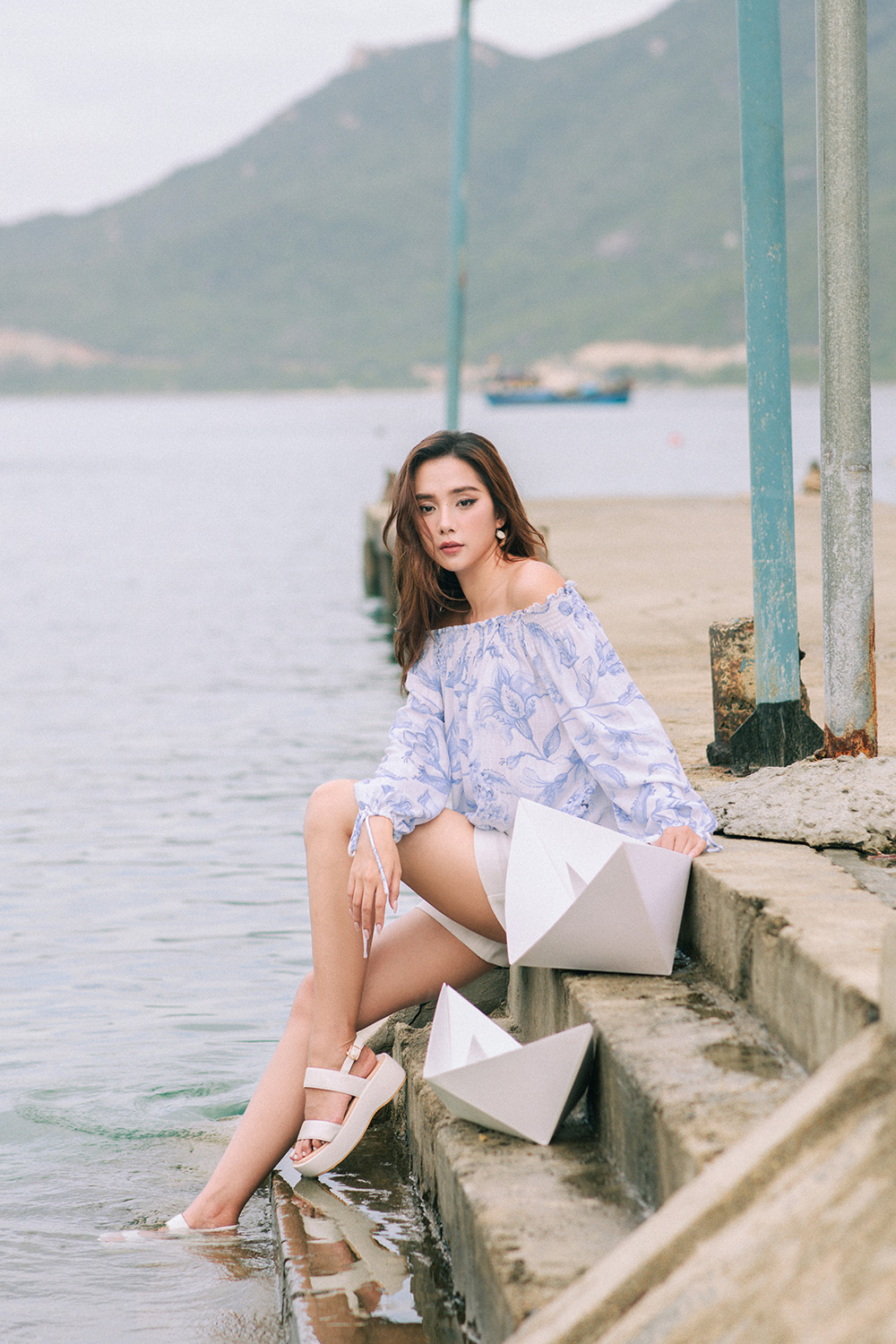 Áo kiểu họa tiết hoa trễ vai tay dài