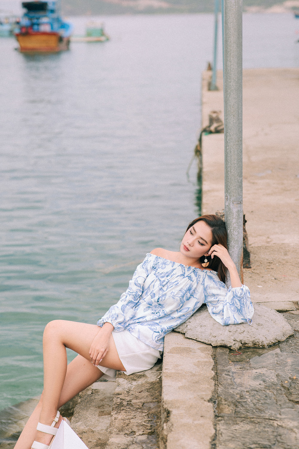 Áo kiểu họa tiết hoa trễ vai tay dài