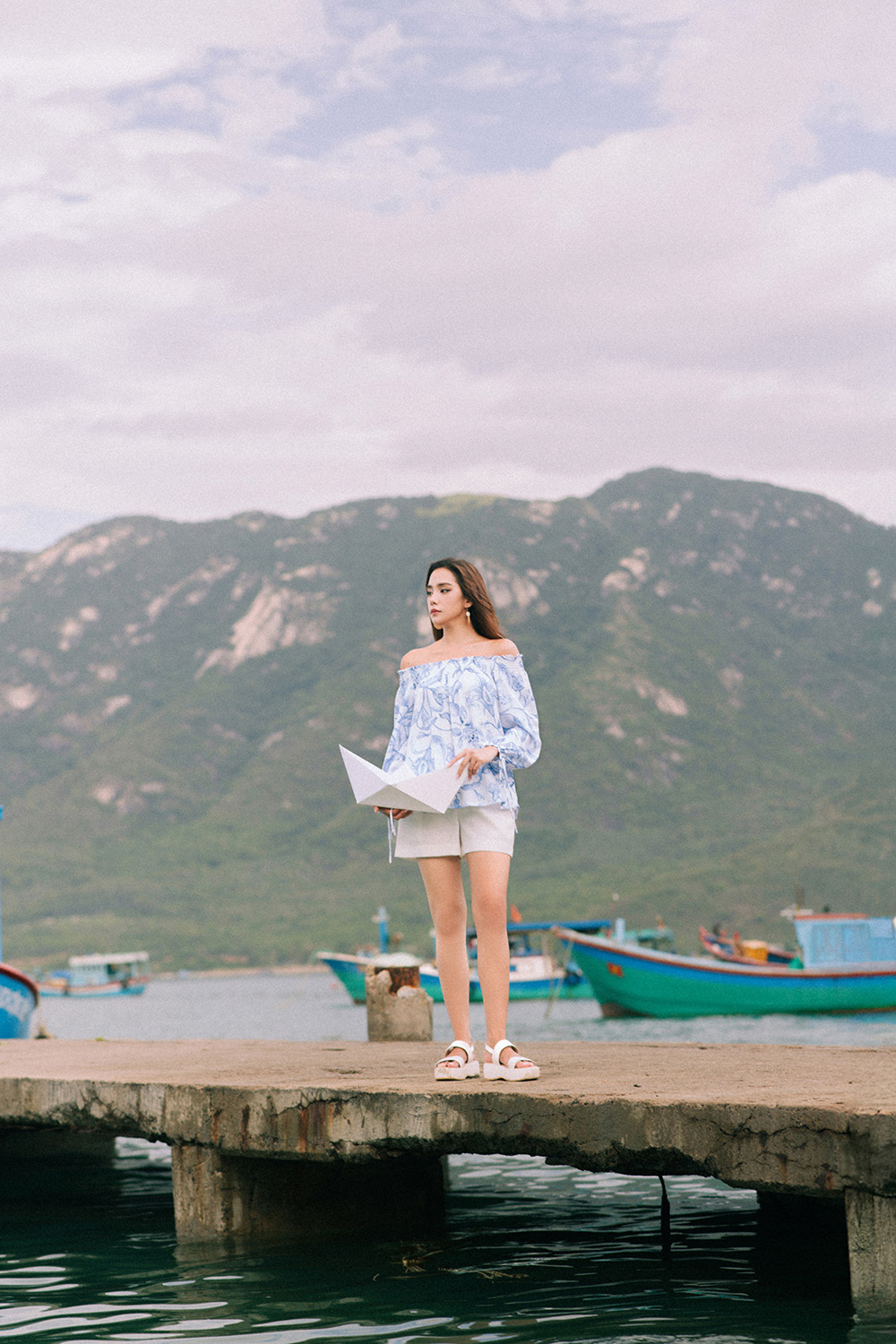 Áo kiểu họa tiết hoa trễ vai tay dài