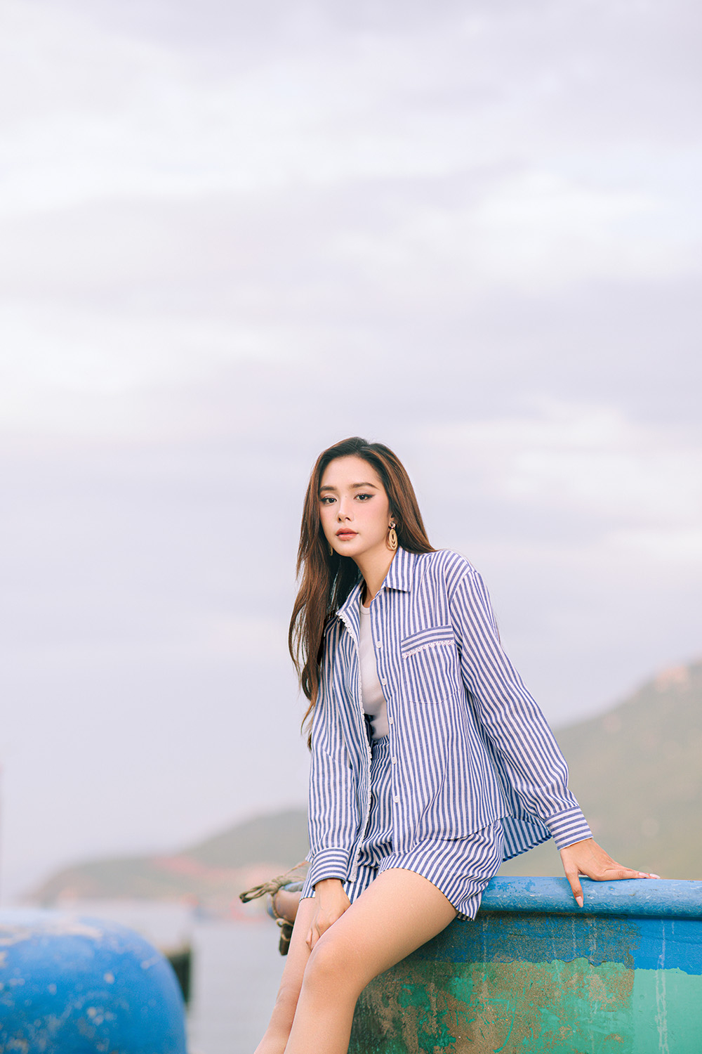 Áo sơ mi nữ kẻ sọc trắng xanh viền đăng ten