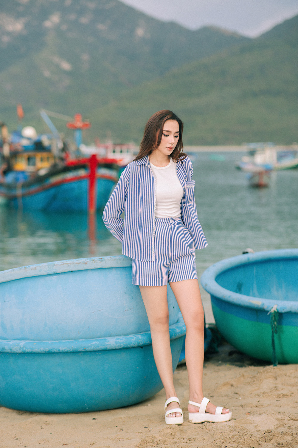 Áo sơ mi nữ kẻ sọc trắng xanh viền đăng ten