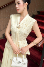 Áo ren kiểu peplum cổ V đính hoa