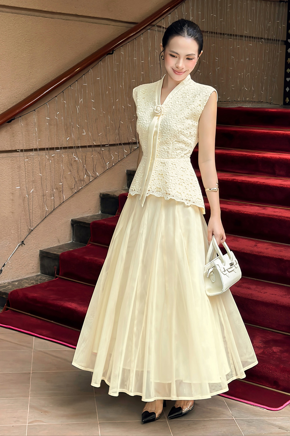 Áo ren kiểu peplum cổ V đính hoa