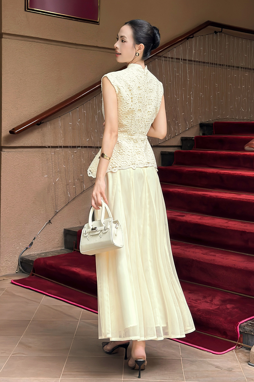 Áo ren kiểu peplum cổ V đính hoa