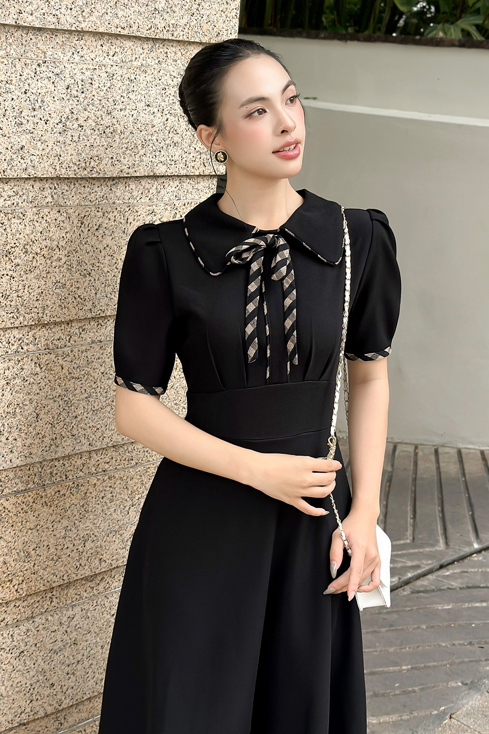 Đầm xòe đen công sở cổ phối nơ caro