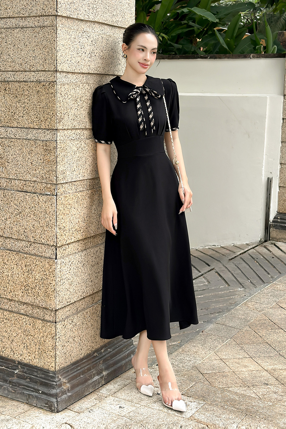 Đầm xòe đen công sở cổ phối nơ caro