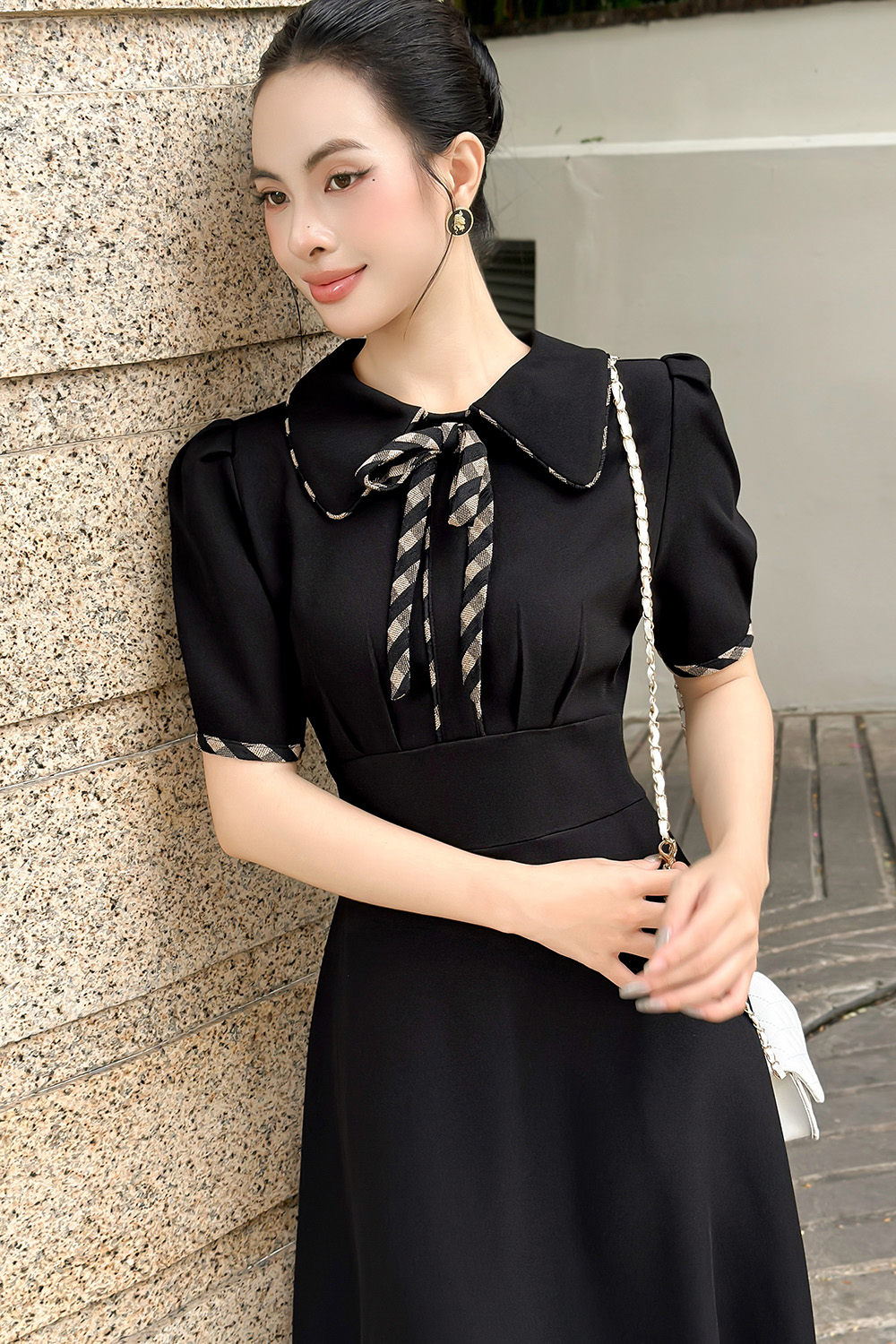 Đầm xòe đen công sở cổ phối nơ caro