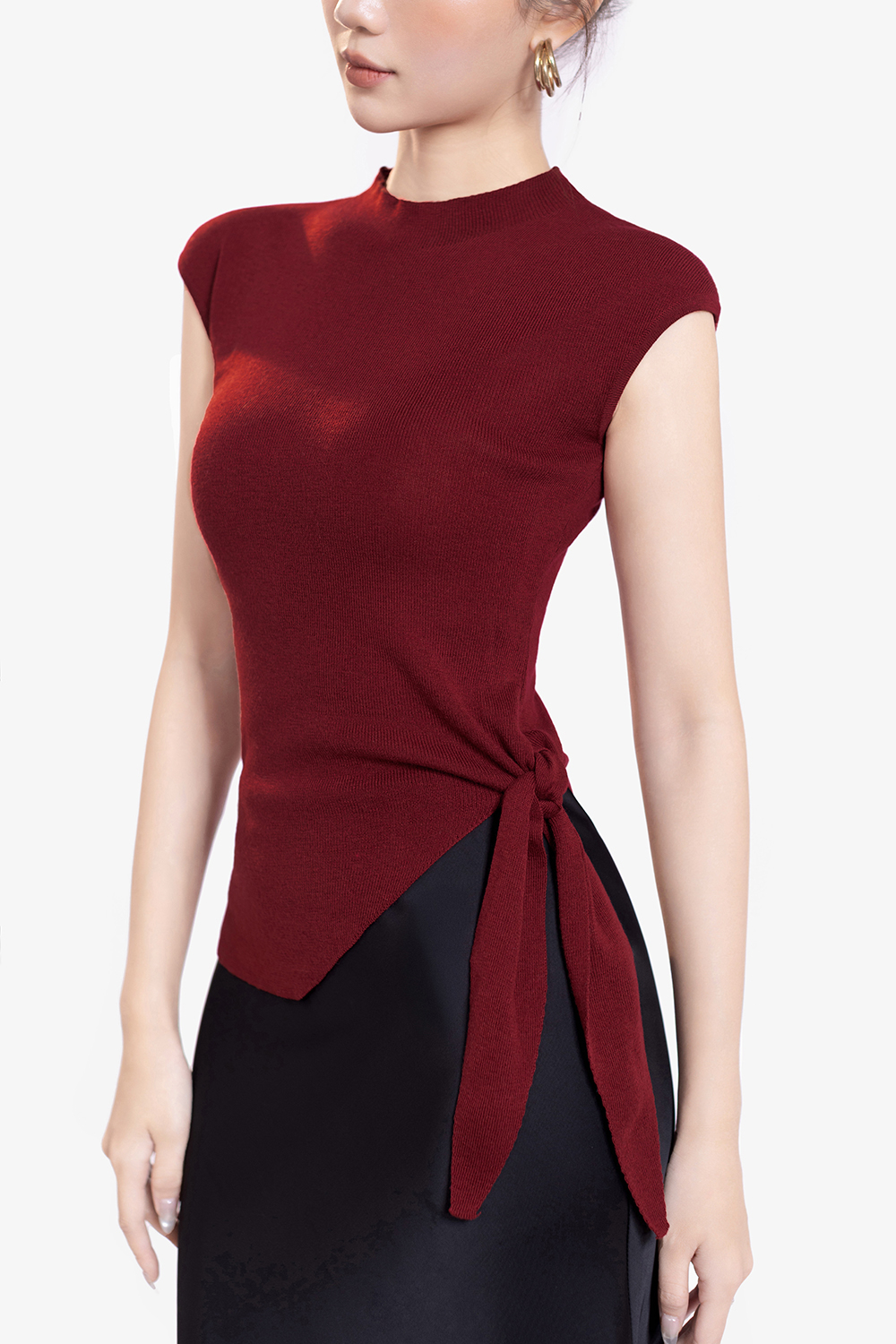 Áo len dệt kim màu đỏ lệch tà phối nơ