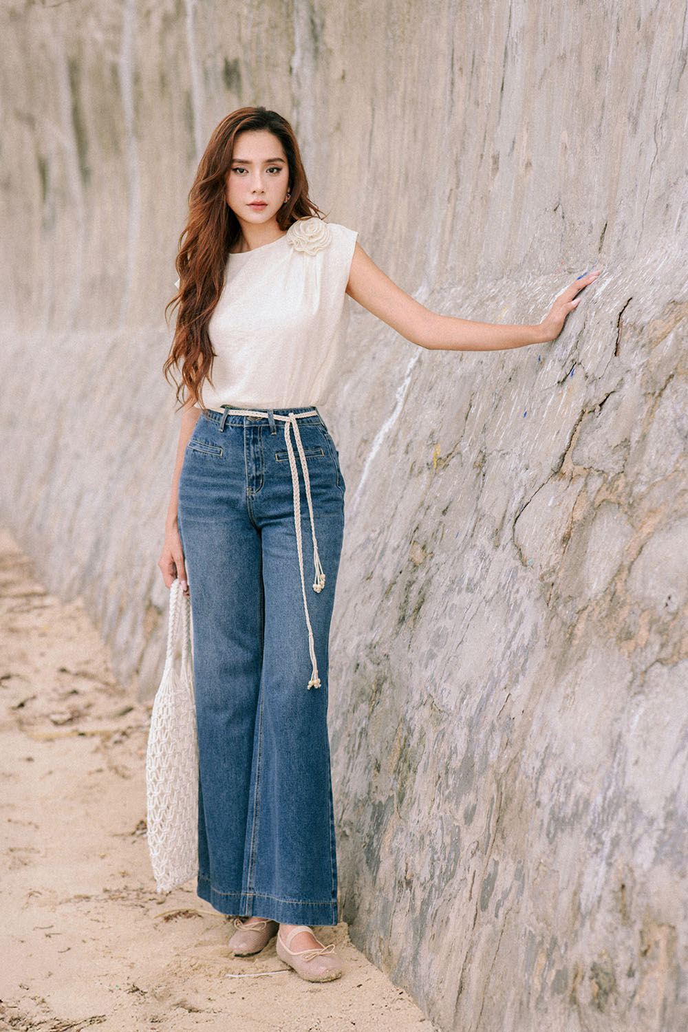 Quần jeans ống suông loe nhẹ
