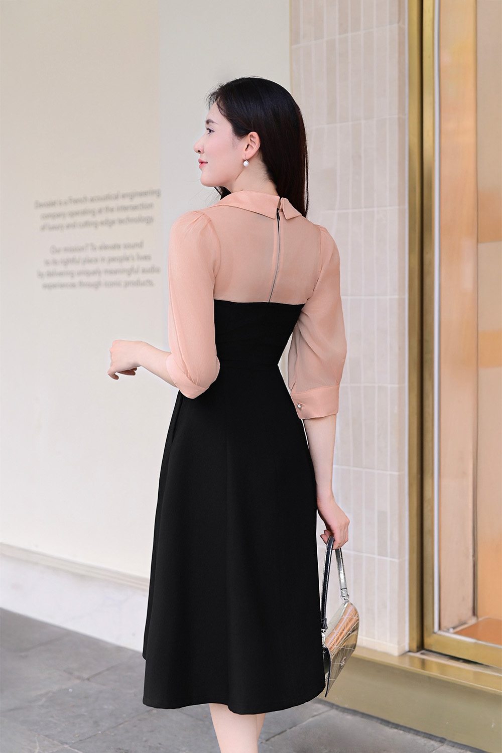 Đầm đen xòe công sở phối màu tay lỡ