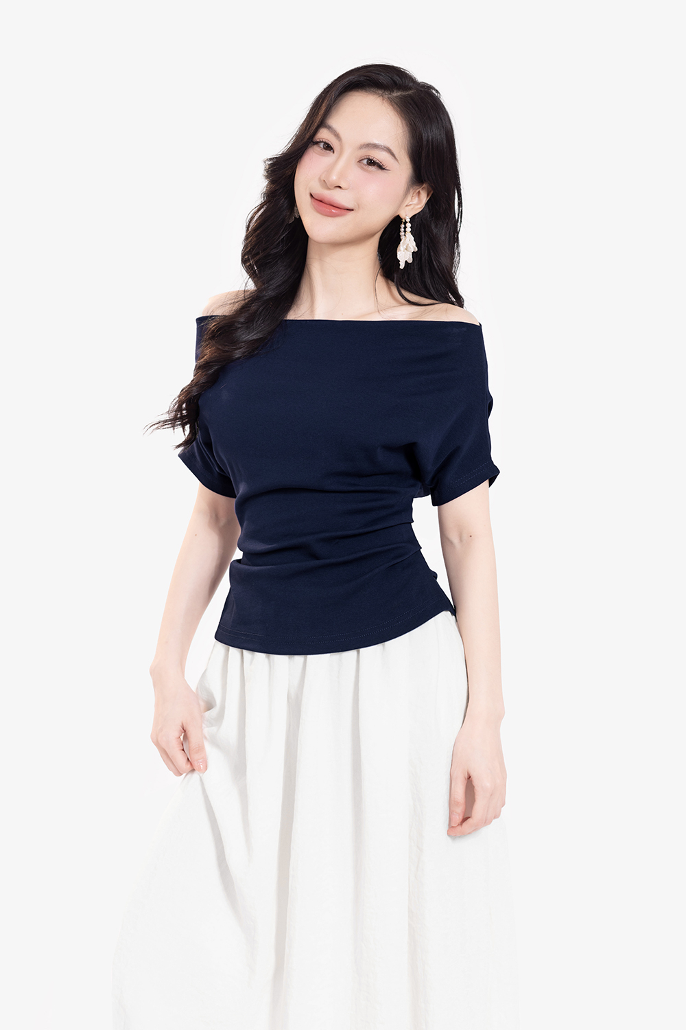 Áo thun ôm trễ vai màu xanh đen