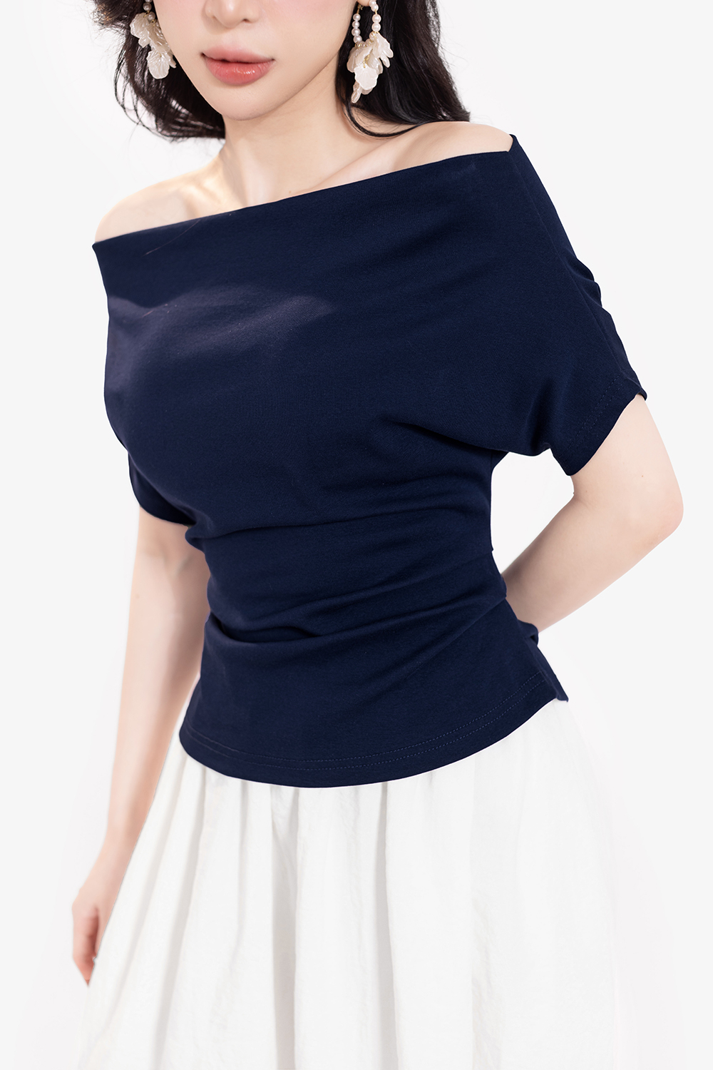 Áo thun ôm trễ vai màu xanh đen