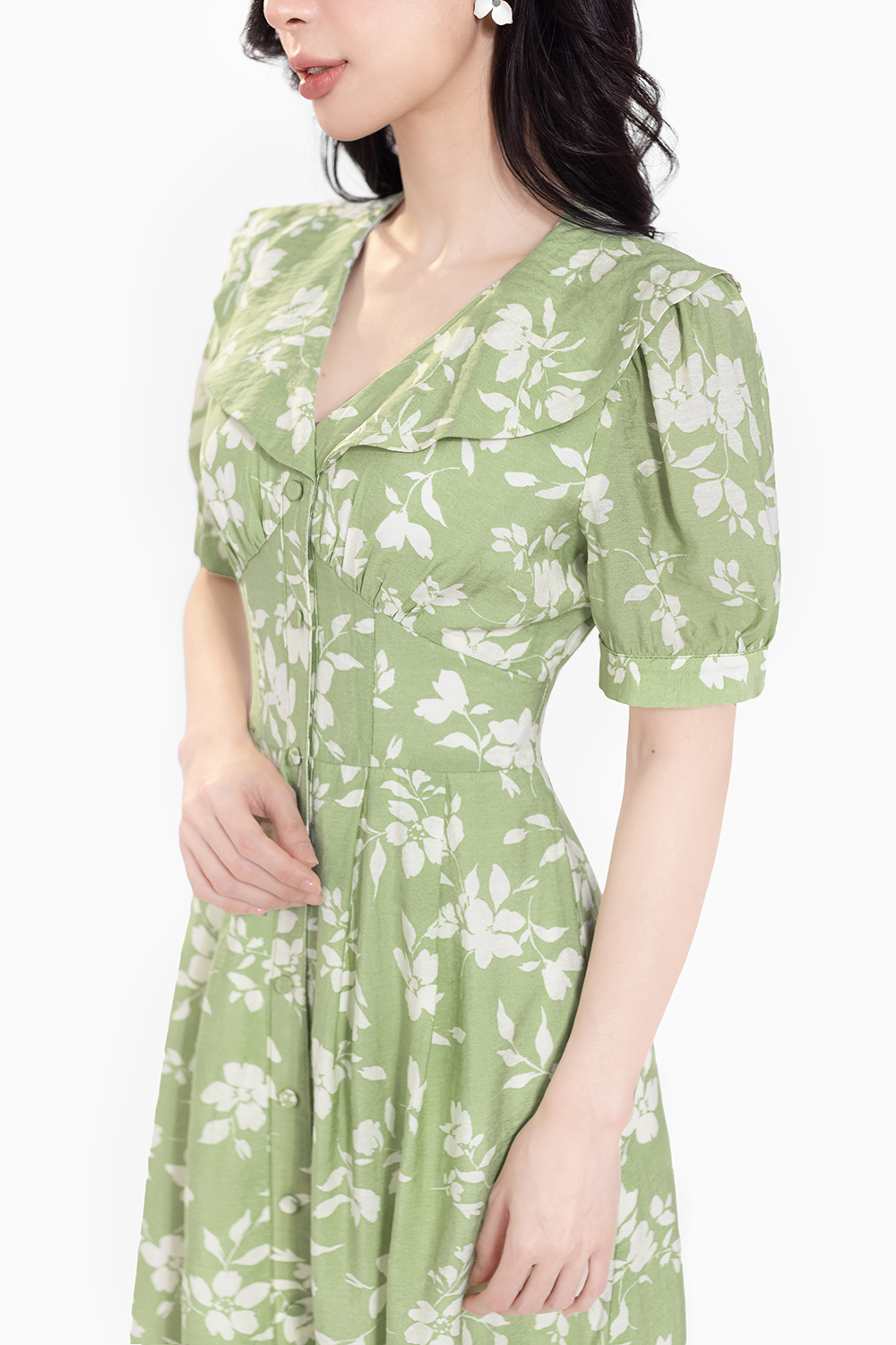 Đầm xòe xanh hoa trắng nhấn eo