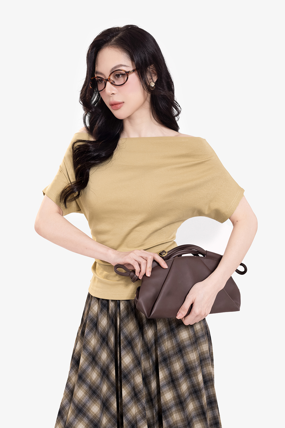 Áo thun trễ vai ôm nhẹ màu be