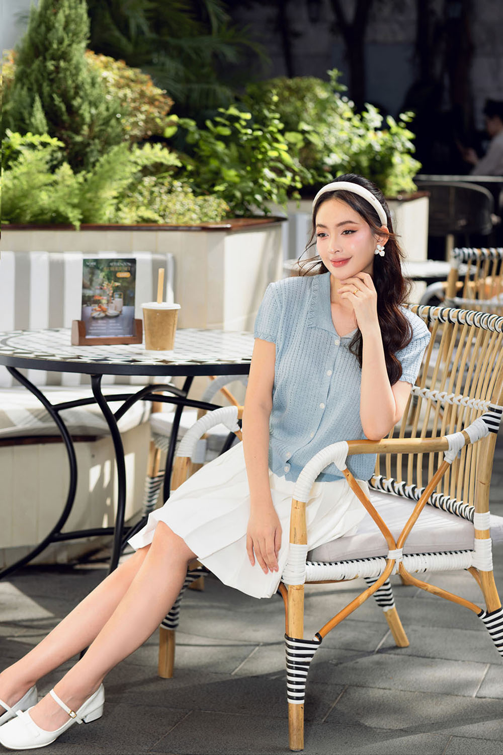 Áo len dệt kim màu xanh phối nút